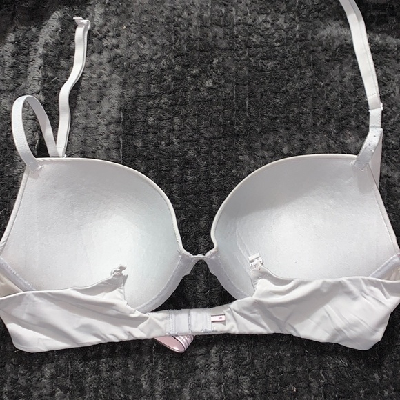 White Victoria's Secret Women's Padded Plunge Bra - Picture 2 of 4